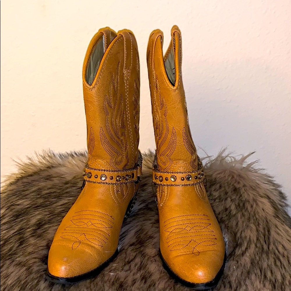 Woman’s Austin Trading Co. Boots With ChainSize:6